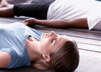 Jak během dne vypnout myšlenky v 15 minutách? Yoga nidra je jako restart tlačítko pro tělo i mysl!