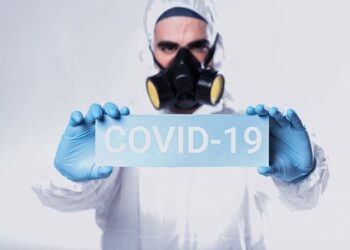 Co dělají doktoři v první linii, aby neonemocněli?