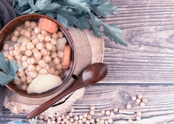 Recept: Osvěžující salát s pečenou cizrnou